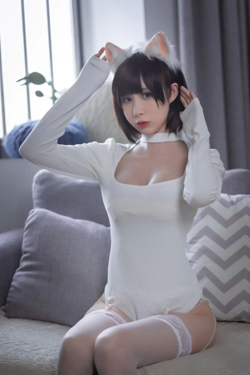 国产coser 西园寺南歌 白猫白色连体衣 ［30P 121M］【30P+121M】