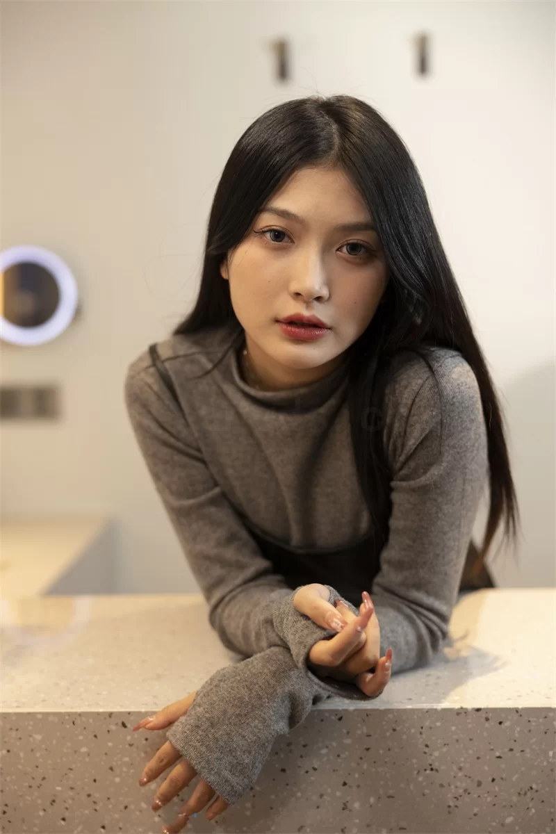 高颜值美女 [重磅精品][诗婷]清纯邻家大长腿妹妹，大尺度私拍【238P+690M】
