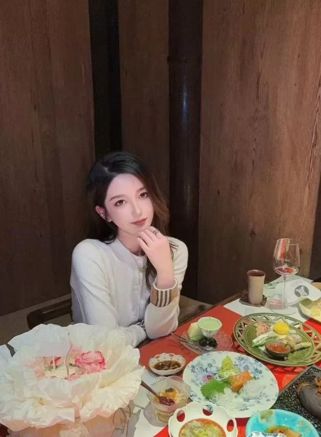 网红 成都抖音美人主播高洁被金主爸爸花五万块包了半月，超【1v+148.97M】