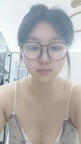 高颜值 推荐！女神首次啪啪秀~[高端女帝]双洞齐开！高潮爽喷【2+1414MB】