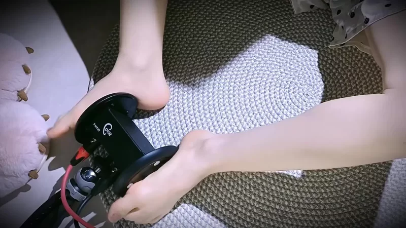 ASMR 秋水-足控视频-裸足超清怼镜头食用【1+1.79G】