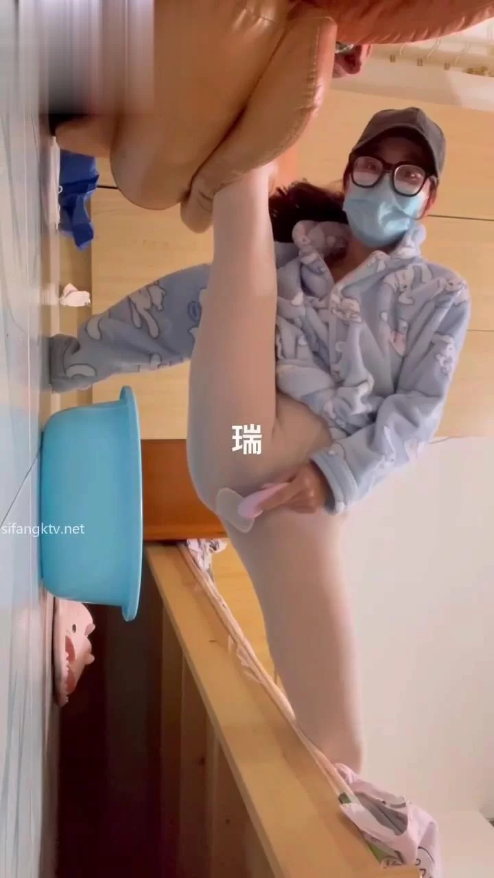 女大学生 真实反差大学生！土豪重金定制四川某艺术学校极品一字【10v+1.23g】