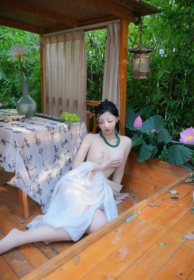 国产模特 模特妙可可Cheese性感白色古风服配超薄白丝秀丰腴身材诱【84+58.62MB】