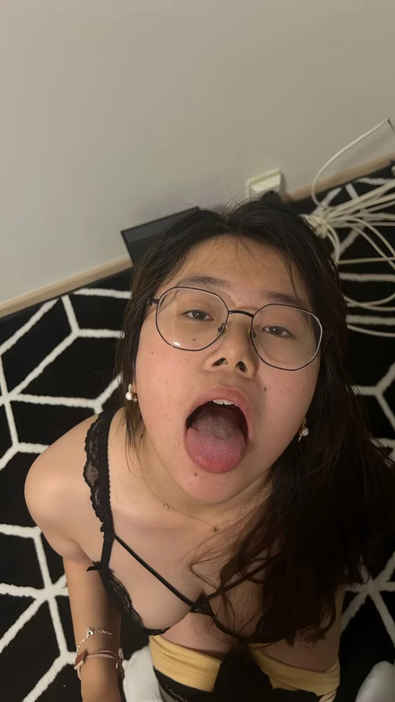 自拍 雲盤高質露臉A級泄密①，十個眼鏡九個騷，顏值普通的女【10p+1v+1.31G】