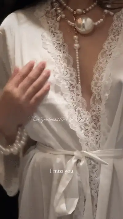 福利姬 特推极品女神福利姬制服漏点套图视频【300P12V+1.4G】