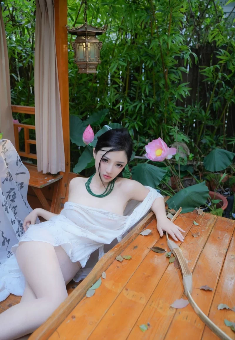 国产模特 模特妙可可Cheese性感白色古风服配超薄白丝秀丰腴身材诱【84+58.62MB】