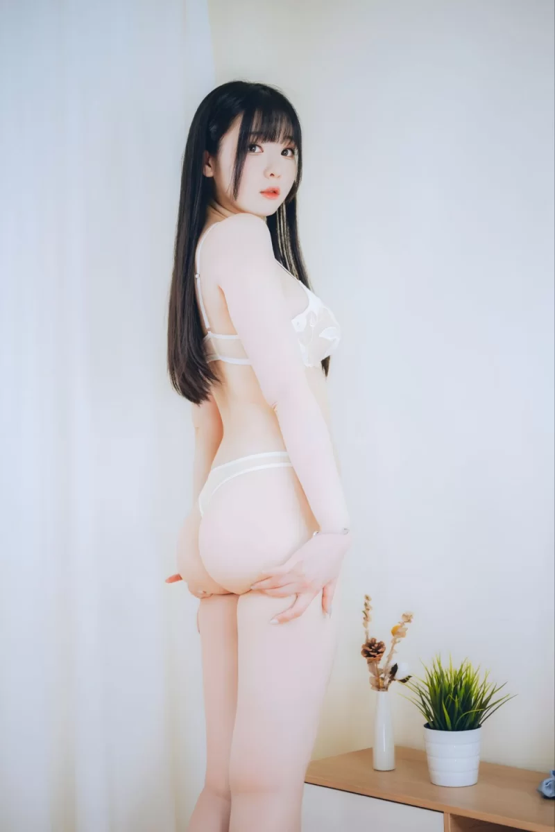 国产coser 霜月「DL版写真集」週末彼女 [101P-1.25GB]【101P+1.25G】