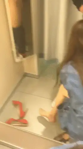 自拍 极品反差婊 高颜值情侣试衣间刺激恩爱，丝袜足交，镜子【1+508MB】