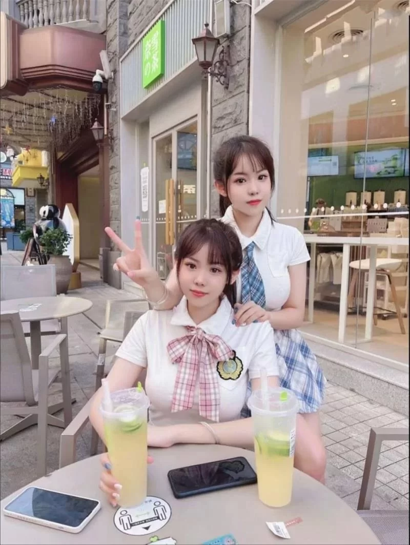 美女御姐 逼富二代包养两闺蜜 调教成骚女 6的飞起【1+1.1g】