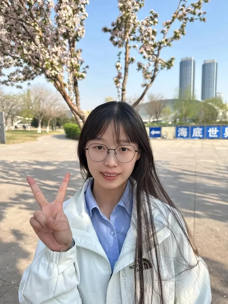 女大学生 泄密流出 极品反差婊样子很斯文的高校学霸美女穿着情趣内衣【1+400m】