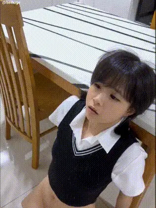 合法萝莉 清纯学生妹在家写作业被入室强奸【1v+100m】