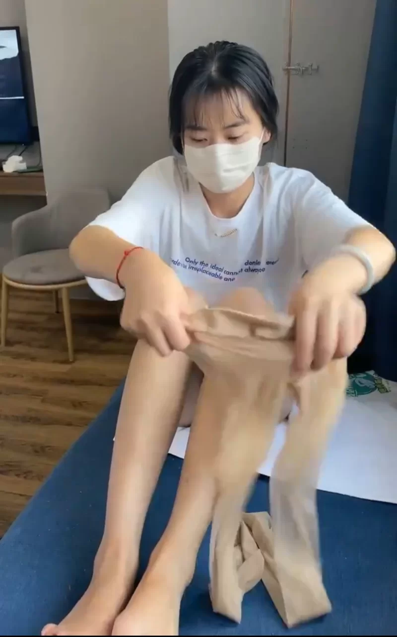 自拍 白皙口罩学生妹下海起初害羞最后摘下口罩大干特干【1v+988M】