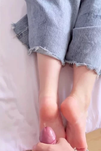 美腿/足控 数位露脸女大JK制服给[阿森]穿着情趣网袜足交操完颜射【10V+4.3G】