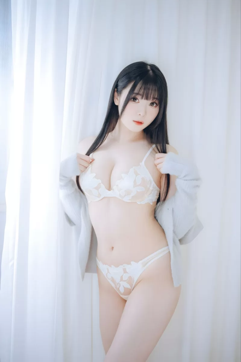 国产coser 霜月「DL版写真集」週末彼女 [101P-1.25GB]【101P+1.25G】