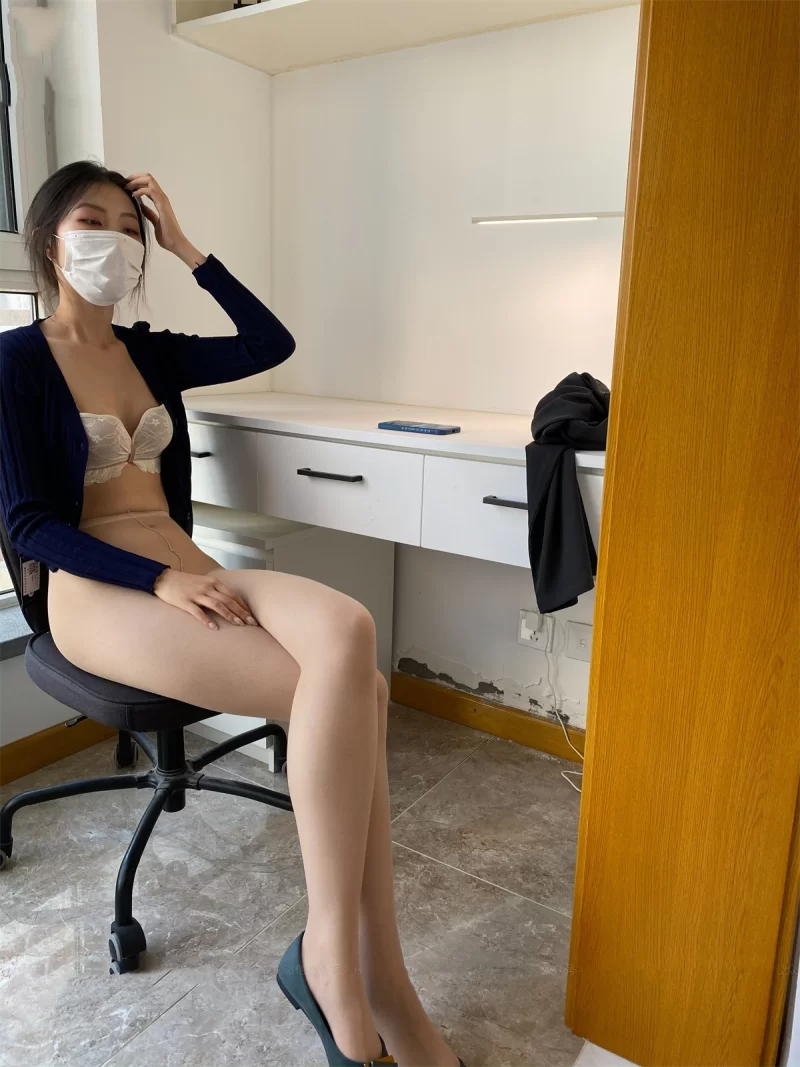高颜值 大叔酒店约炮美女同事换上情趣丝网 各种姿势操 完美露脸【2+2025MB】