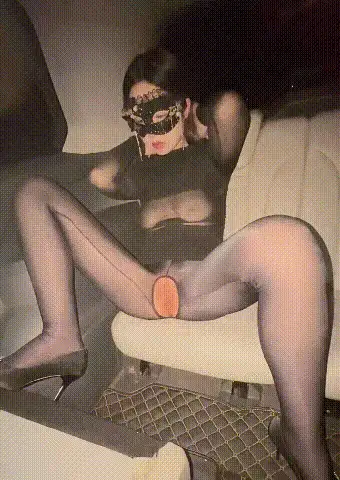 自拍 开大奔约极品黑丝少妇偷情❤️她老公出去健身偷偷跑出【1v+1.1G】