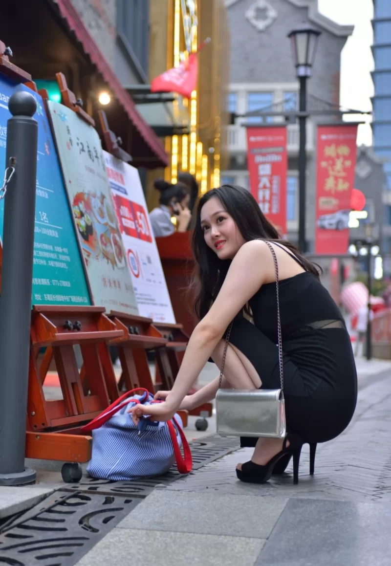 国产模特 [街拍摄影]裸足黑裙高跟鞋可爱美女【61p+910m】