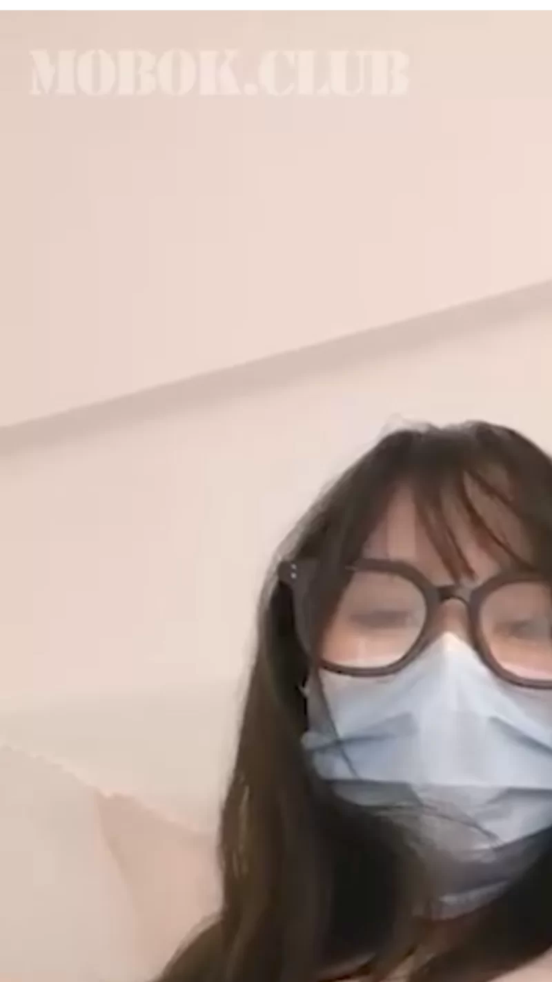 自拍 黑框眼镜高颜值女神,气质无敌,穿着吊带看起来有点贫乳,脱完奶竟这麽大【1v+900M】