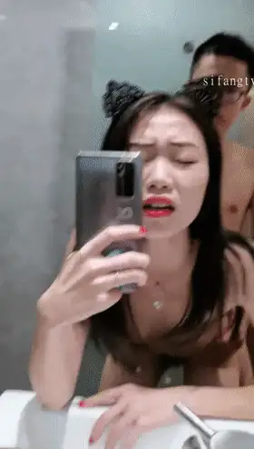 自拍 极品反差婊❤️反差模特啪啪视频曝光，喜欢对着镜子做【2v+167M】