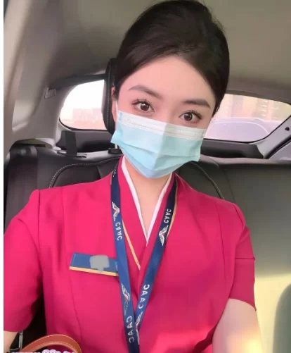 自拍 [极品空姐❤️颜值巅峰]航班刚落地小骚货就受不了了 【12v+484M】