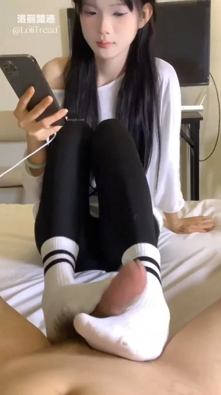 美腿/足控 精神小妹 黑色紧身裤白袜 双视角拍摄足交#洛丽踏迹【1v+500m】