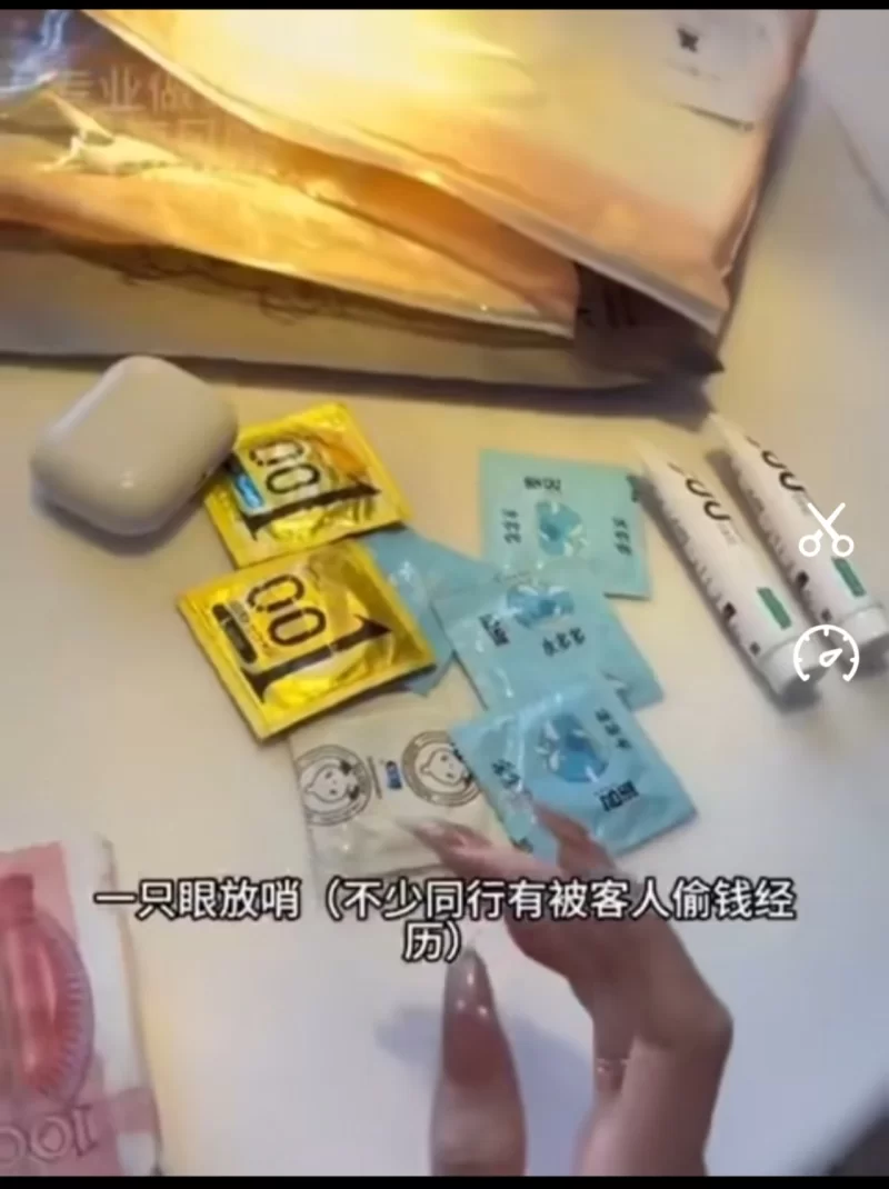 各种门 网络吃瓜 沉浸式体验咯咯哒的一天【4v+23.9mb】