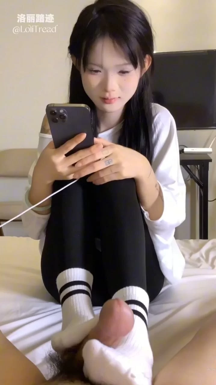 美腿/足控 精神小妹 黑色紧身裤白袜 双视角拍摄足交#洛丽踏迹【1v+500m】