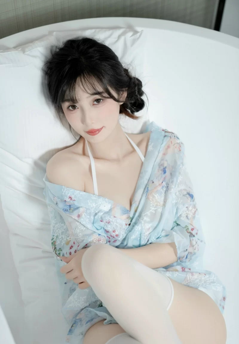 2模特林星阑性感浅蓝色连衣短裙配白色丝袜秀曼妙身姿诱【84+69.06MB】