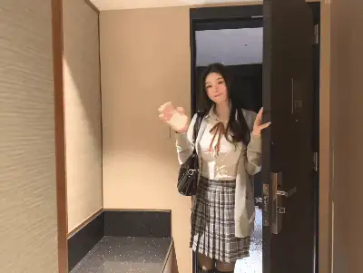 美女御姐 秀人网嫩模[小逗逗]JK学妹上门被猥琐男调教【1+411m】