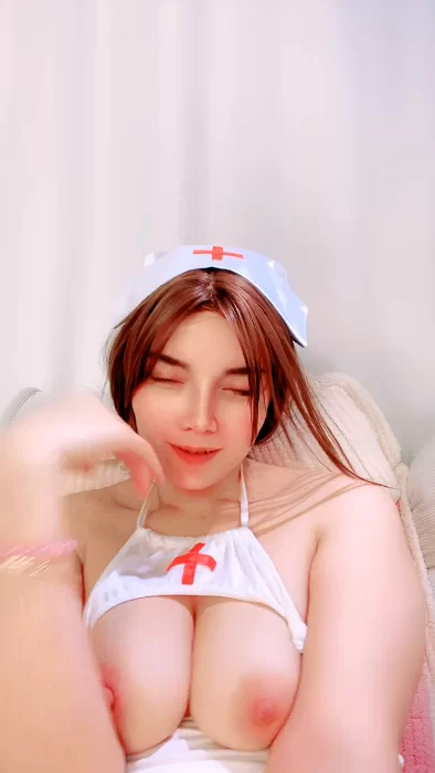福利姬 中俄混血大奶小妹的诱惑，穿着情趣护士制服诱惑，揉奶【1+559M】