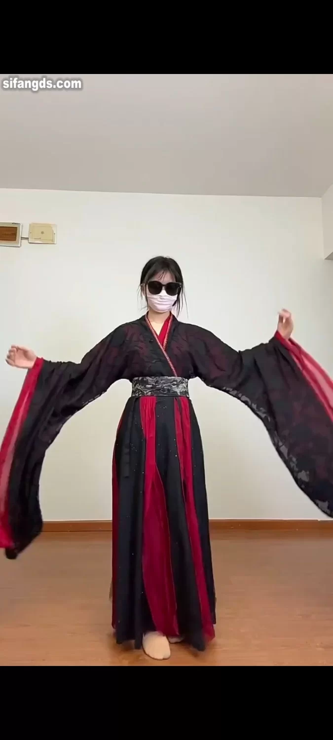 福利姬 以安抖音风裸舞天花板，顶级长视频裸舞，4月月底高价付费群 最新合集【100多v+16G】