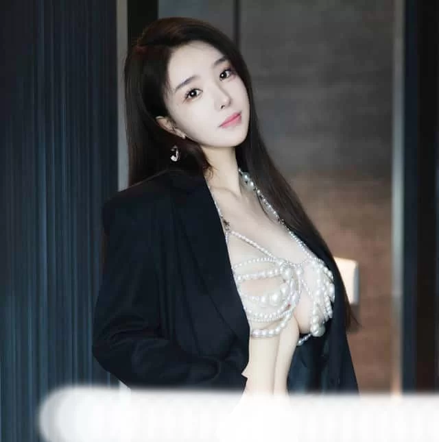 美女御姐 秀人网[雨儿酱（雨儿baby）]，极品美女 珍珠情趣 大尺【2+3323MB】