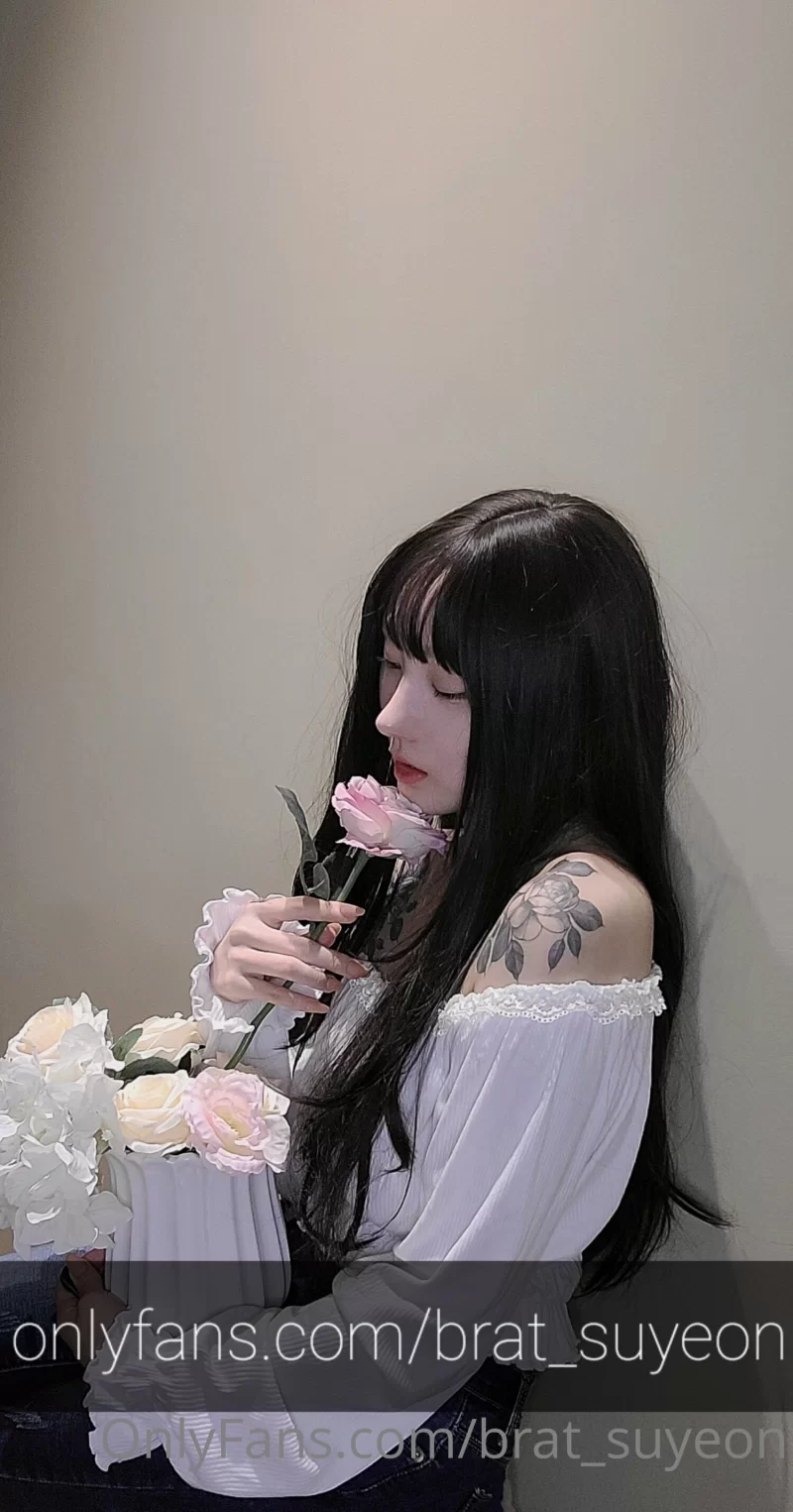 自拍 Onlyfans[brat_suyeon〗极品反差JK黑丝女仆3P啪啪一字马满分合集【13v+2.3G】