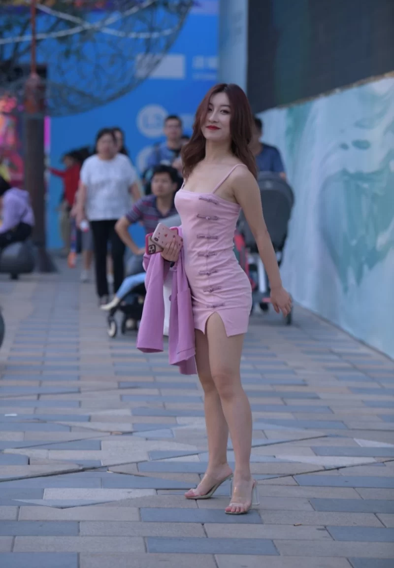 国产模特 [街拍摄影]粉色包臀裙裸足透明高跟鞋美女【200p+4.73g】