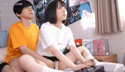 合法萝莉 沉谜打电动的网瘾少女被小伙疯狂输出【1V+2.14G】