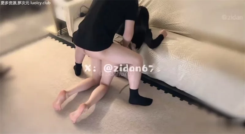 福利姬 紫蛋@zidan670 – 9分钟 黑色连体瑜伽服 沙发女上位摇摇乐【1V+110MB】