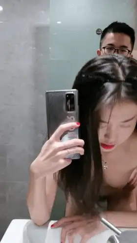 自拍 极品反差婊❤️反差模特啪啪视频曝光，喜欢对着镜子做【2v+167M】