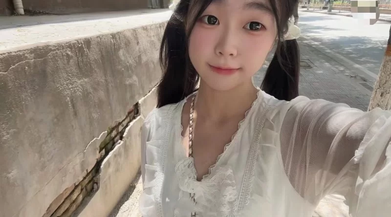 自拍 2025年5月上海05年大二反差女友，[小朵]付费福利粉嫩多汁【183V＋209P+5.59G】