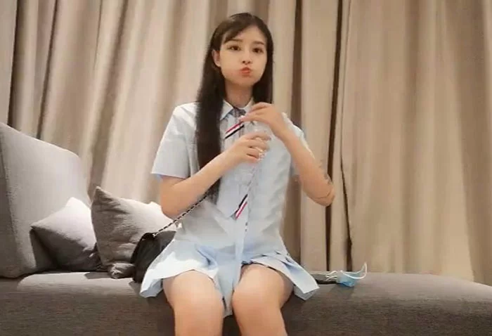美女御姐 偶像级别的超级清纯美少女顶级外围，初恋般的感觉，像【1v+500m】