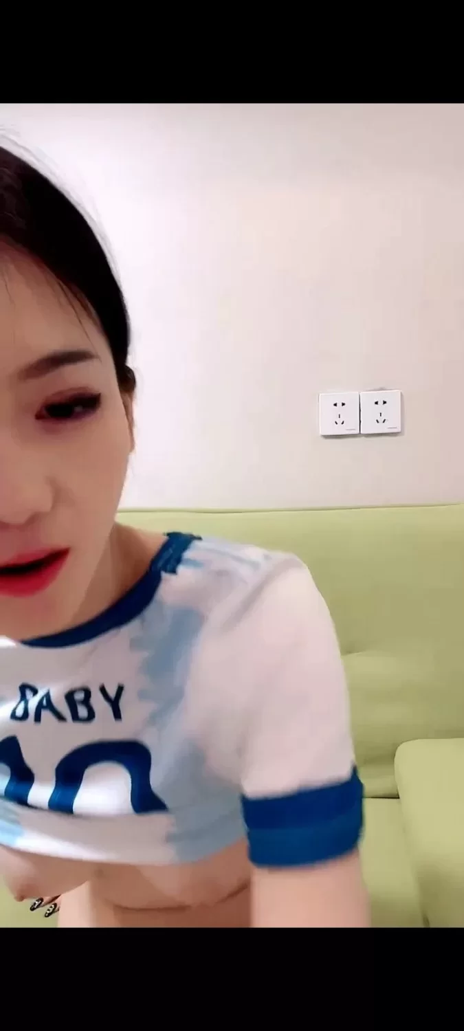 美女御姐 短发露脸足球宝贝诱惑 极品大奶，脱光光发骚【1+1.1g】