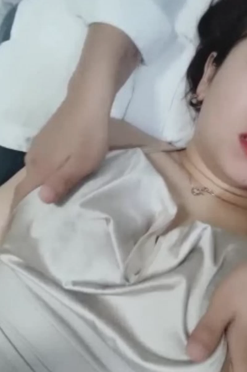 熟女少妇 丝袜性感骚货少妇勾引正骨医生被操得受不了【1v+972MB】