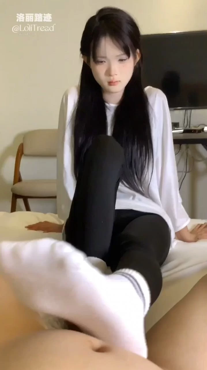 美腿/足控 精神小妹 黑色紧身裤白袜 双视角拍摄足交#洛丽踏迹【1v+500m】