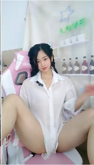 自拍 信不信我下面什麽都沒穿,白襯衫甜美小姐姐暢聊,撩的洪水泛濫找男人幹【1v+1.4G】