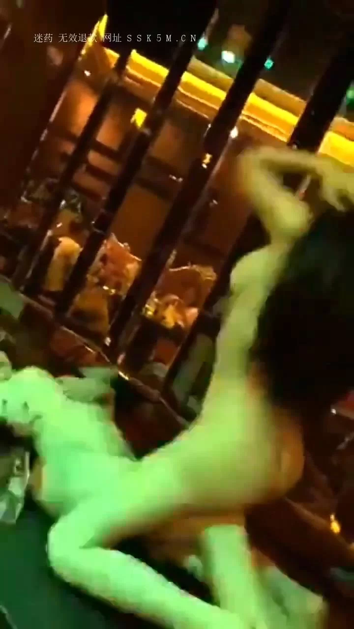 美女御姐 KTV裸舞 这就是有钱人的聚会 两美女颜值高 身材真好前凸【1v+302m】