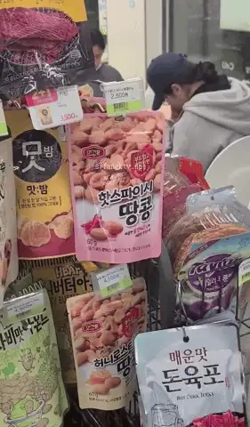 自拍 街射露出 公共场合大胆掏出JB 还有个妹子帮着撸【1+800m】