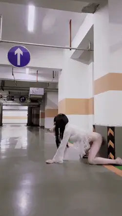 美女御姐 小雨绵绵&苏幸-美少女与御姐各种车库和马路上全裸露牵着.【1+5.94g】