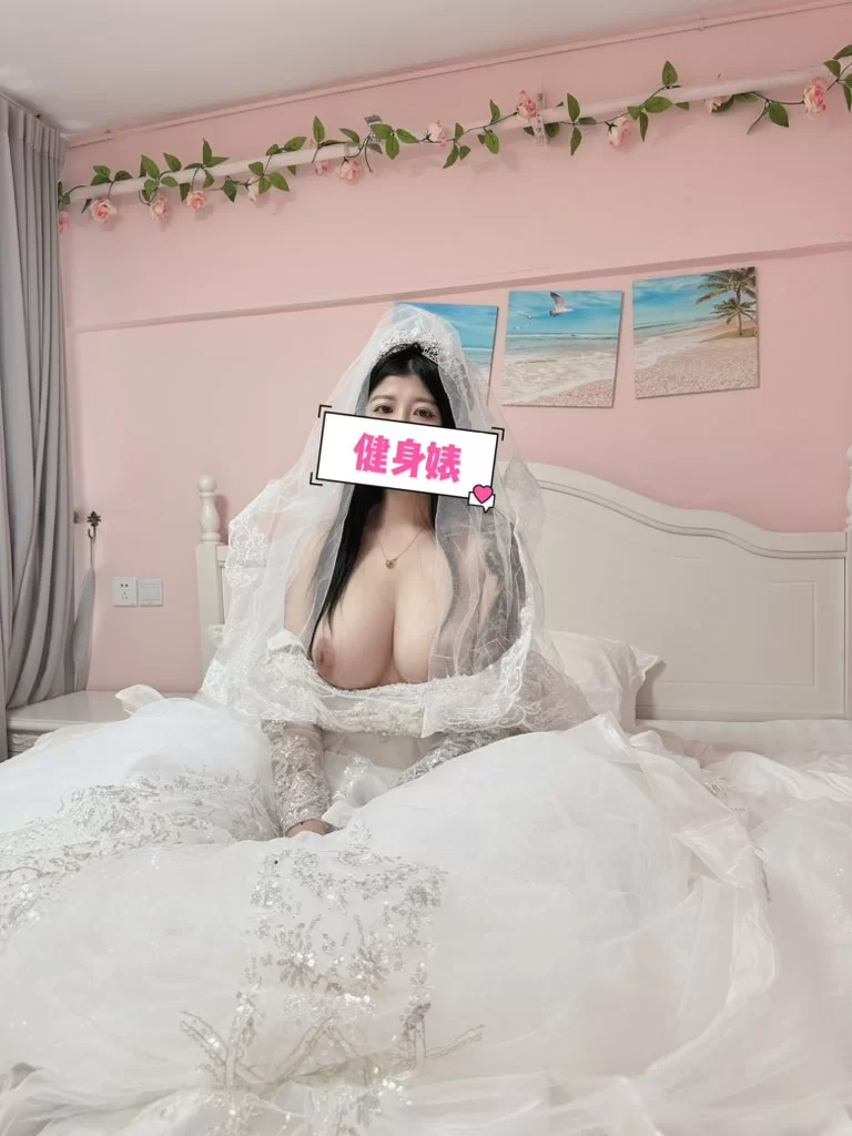 自拍 特推健身母狗反差婊 巨乳肥臀新娘野外露出调教颜射双飞【np+25v+650M】