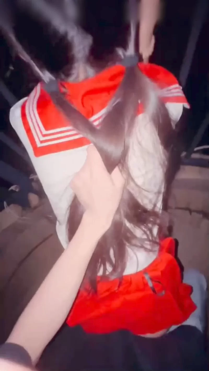 自拍 兄妹乱伦意淫自己妹妹，爸妈睡着后拉着妹妹在天台做爱【1v+1.8G】
