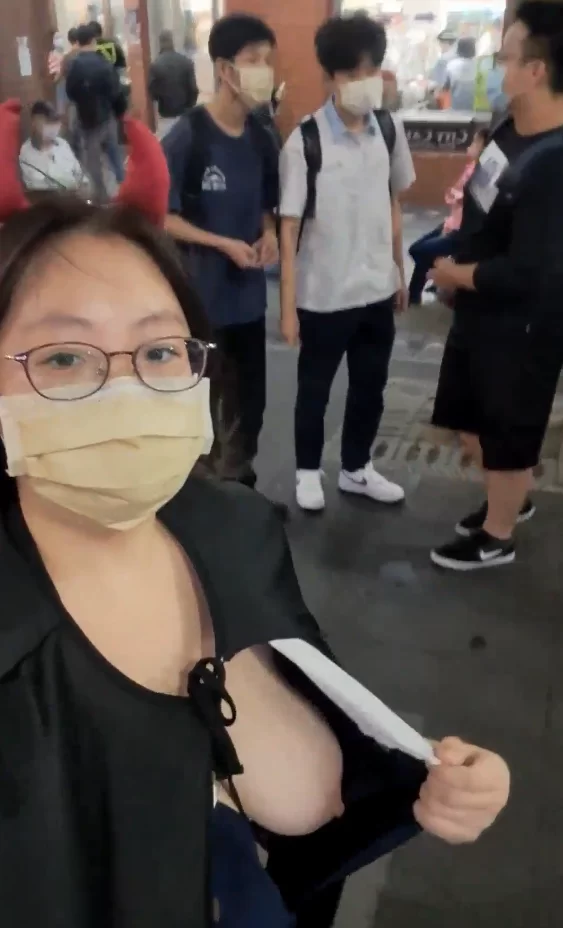自拍 大奶街拍【2v+502MB】