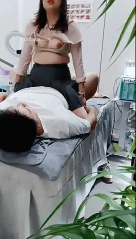 自拍 美容院老板娘[小迷糊]勾搭男顾客到店里~偷拍做面膜做完【3V+3.1G】